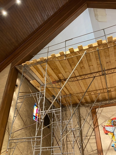 Frame and brace scaffolding with supports for the middle portion